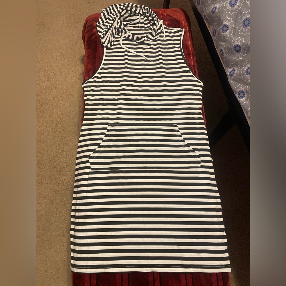 Nwt black white  striped with pocket and hoodie body on dress